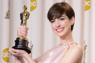 Anne Hathaway mejor actriz secundaria por "Les Miserables"
